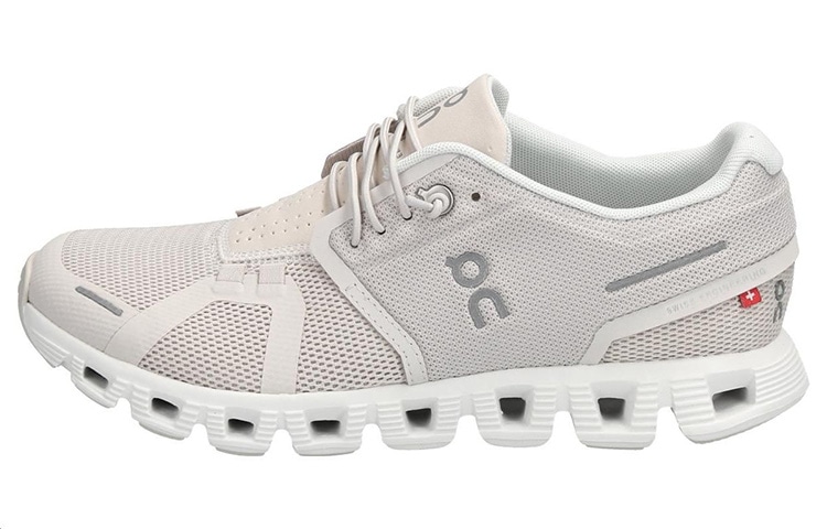 On昂跑 On Cloud 5 Beige